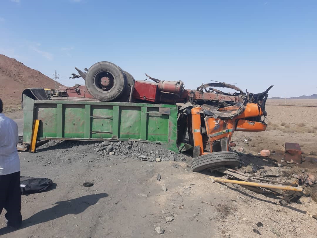یک فوتی در حادثه واژگونی کامیون در محور بافق به سه چاهون