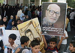 مناسبت چهلم استاد مهدی آذر یزدی: ناگفته های پسرخوانده استاد آذر یزدی :ما مردم ايران مرده‌پرست هستيم-مسائلي پيش آمد كه او را ناگزير كرد از تهران خارج شود و به شهر يزد برگردد. شهري كه به شدت از آن متنفر بود.!!!!!!!!